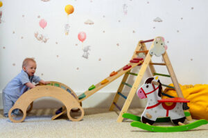 Copil exersând îndemânarea cu jucării Montessori din lemn în zona de activități educative și joacă liberă de la Toni Boni Sector 4.